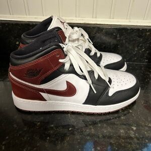 New big kids size 6 air Jordan 1 Mid SE
